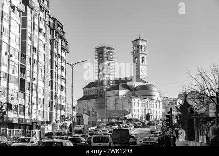 Pristina, Kosovo - 6. Februar 2024: Außenansicht der Kathedrale der Heiligen Mutter Teresa, einer römisch-katholischen Kathedrale in Pristina, Kosovo. Stockfoto