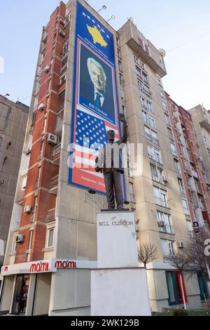 Pristina, Kosovo - 5. Februar 2024: Statue von Bill Clinton als Zeichen der Dankbarkeit auf der Rruga Bill Klionton in Pristina, Kosovo. Stockfoto