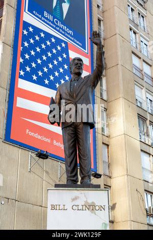 Pristina, Kosovo - 5. Februar 2024: Statue von Bill Clinton als Zeichen der Dankbarkeit auf der Rruga Bill Klionton in Pristina, Kosovo. Stockfoto