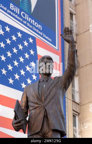 Pristina, Kosovo - 5. Februar 2024: Statue von Bill Clinton als Zeichen der Dankbarkeit auf der Rruga Bill Klionton in Pristina, Kosovo. Stockfoto