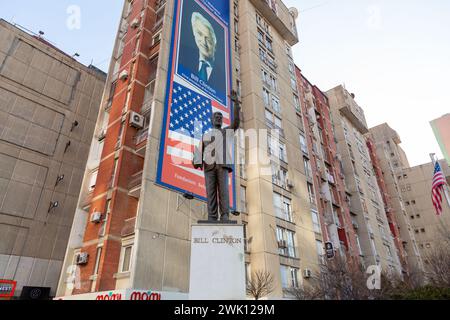 Pristina, Kosovo - 5. Februar 2024: Statue von Bill Clinton als Zeichen der Dankbarkeit auf der Rruga Bill Klionton in Pristina, Kosovo. Stockfoto