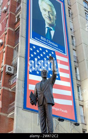 Pristina, Kosovo - 5. Februar 2024: Statue von Bill Clinton als Zeichen der Dankbarkeit auf der Rruga Bill Klionton in Pristina, Kosovo. Stockfoto