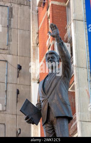 Pristina, Kosovo - 5. Februar 2024: Statue von Bill Clinton als Zeichen der Dankbarkeit auf der Rruga Bill Klionton in Pristina, Kosovo. Stockfoto