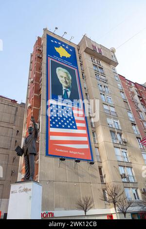 Pristina, Kosovo - 5. Februar 2024: Statue von Bill Clinton als Zeichen der Dankbarkeit auf der Rruga Bill Klionton in Pristina, Kosovo. Stockfoto