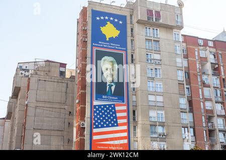 Pristina, Kosovo - 5. Februar 2024: Statue von Bill Clinton als Zeichen der Dankbarkeit auf der Rruga Bill Klionton in Pristina, Kosovo. Stockfoto