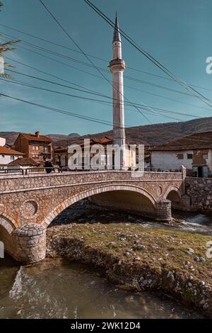 Prizren, Kosovo - 6. Februar 2024: Die Suzi Celebi Moschee ist eine Moschee aus der osmanischen Ära in Prizren, Kosovo. 1523 erbaut, das zweitälteste islamische Gebäude Stockfoto