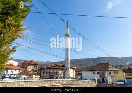 Prizren, Kosovo - 6. Februar 2024: Die Suzi Celebi Moschee ist eine Moschee aus der osmanischen Ära in Prizren, Kosovo. 1523 erbaut, das zweitälteste islamische Gebäude Stockfoto