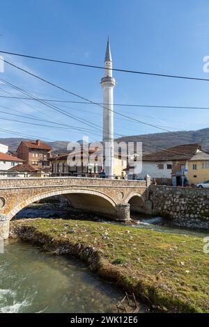 Prizren, Kosovo - 6. Februar 2024: Die Suzi Celebi Moschee ist eine Moschee aus der osmanischen Ära in Prizren, Kosovo. 1523 erbaut, das zweitälteste islamische Gebäude Stockfoto