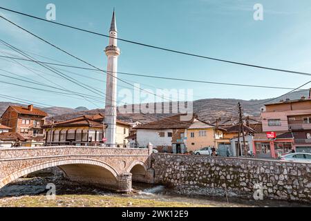 Prizren, Kosovo - 6. Februar 2024: Die Suzi Celebi Moschee ist eine Moschee aus der osmanischen Ära in Prizren, Kosovo. 1523 erbaut, das zweitälteste islamische Gebäude Stockfoto