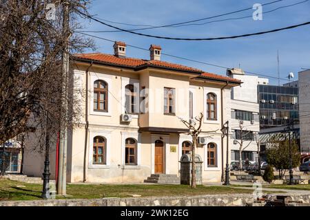 Prizren, Kosovo - 6. Februar 2024: Das erste regionale Kulturerbe-Zentrum auf dem Balkan ist ein Büro in Prizren, Kosovo in Remzi Ademaj. Stockfoto
