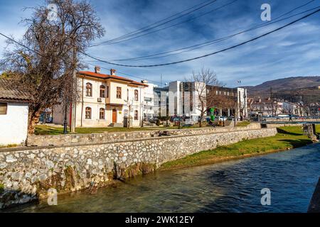 Prizren, Kosovo - 6. Februar 2024: Das erste regionale Kulturerbe-Zentrum auf dem Balkan ist ein Büro in Prizren, Kosovo in Remzi Ademaj. Stockfoto