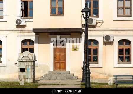 Prizren, Kosovo - 6. Februar 2024: Das erste regionale Kulturerbe-Zentrum auf dem Balkan ist ein Büro in Prizren, Kosovo in Remzi Ademaj. Stockfoto