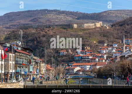 Prizren, Kosovo - 6. Februar 2024: Traditionelle osmanische Architektur und allgemeiner Blick auf die Straße in Prizren, der zweitgrößten Stadt des Kosovo. Stockfoto