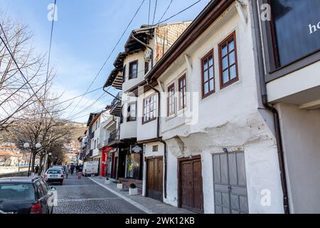 Prizren, Kosovo - 6. Februar 2024: Traditionelle osmanische Architektur und allgemeiner Blick auf die Straße in Prizren, der zweitgrößten Stadt des Kosovo. Stockfoto