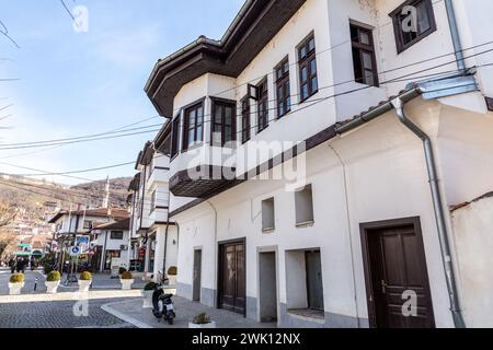 Prizren, Kosovo - 6. Februar 2024: Traditionelle osmanische Architektur und allgemeiner Blick auf die Straße in Prizren, der zweitgrößten Stadt des Kosovo. Stockfoto