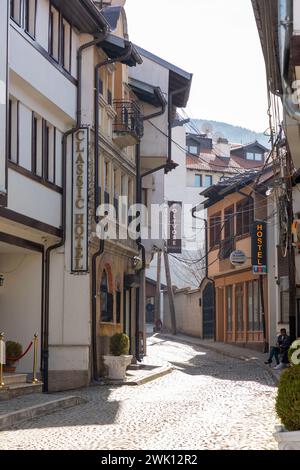 Prizren, Kosovo - 6. Februar 2024: Traditionelle osmanische Architektur und allgemeiner Blick auf die Straße in Prizren, der zweitgrößten Stadt des Kosovo. Stockfoto