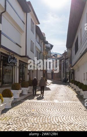 Prizren, Kosovo - 6. Februar 2024: Traditionelle osmanische Architektur und allgemeiner Blick auf die Straße in Prizren, der zweitgrößten Stadt des Kosovo. Stockfoto