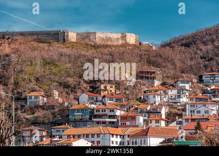 Prizren, Kosovo - 6. Februar 2024: Traditionelle osmanische Architektur und allgemeiner Blick auf die Straße in Prizren, der zweitgrößten Stadt des Kosovo. Stockfoto