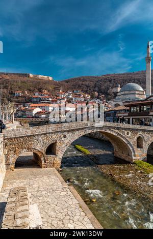 Prizren, Kosovo - 6. Februar 2024: Die alte Steinbrücke in Prizren, Kosovo. Sie wurde während der osmanischen Ära über den Fluss Bistrica gebaut. Stockfoto