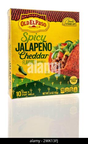 Winneconne, WI - 10. Februar 2024: Ein Paket mit Old El Paso scharfen Jalapeno Cheddar Taco Muscheln auf einem isolierten Hintergrund. Stockfoto