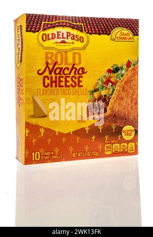 Winneconne, WI - 10. Februar 2024: Ein Paket mit Old El Paso bold Nacho Käse Taco Muscheln auf einem isolierten Hintergrund. Stockfoto