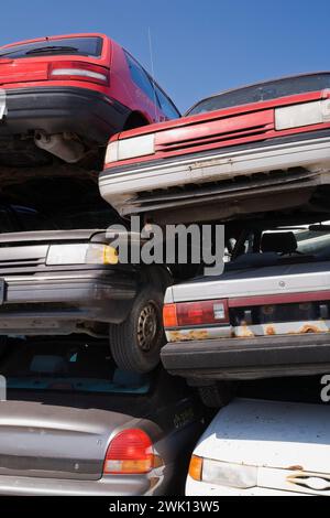 Stapelte und sortierte Autos auf dem Schrottplatz für Altmetall-Recycling. Stockfoto