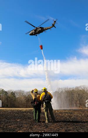 Mitglieder des 1/230. Sturmhubschrauber-Bataillons der Tennessee Army National Guard trainierten zusammen mit dem Tennessee Department of Forestry, um Flugfeuerbekämpfungstechniken auf der Mailänder Freiwilligentrainingsstätte am 8. Februar zu üben. Die Wachmänner verwendeten UH-60 Blackhawk Hubschrauber, die mit Bambi Eimern ausgestattet waren, um Wasser auf brennende Ziele zu werfen, während die Mitarbeiter des Forstministeriums sie vom Boden aus leiteten. (Foto der US Army National Guard von Sgt. 1st Class Timothy Cordeiro). Stockfoto