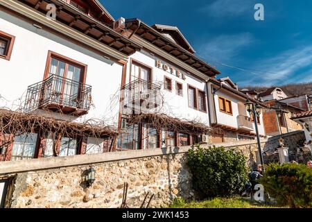 Prizren, Kosovo - 6. Februar 2024: Traditionelle osmanische Architektur und allgemeiner Blick auf die Straße in Prizren, der zweitgrößten Stadt des Kosovo. Stockfoto