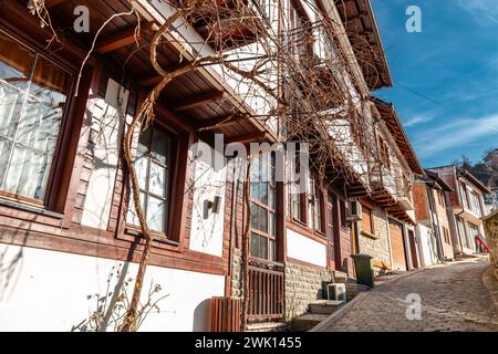 Prizren, Kosovo - 6. Februar 2024: Traditionelle osmanische Architektur und allgemeiner Blick auf die Straße in Prizren, der zweitgrößten Stadt des Kosovo. Stockfoto