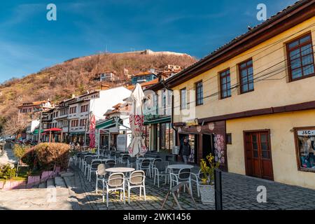 Prizren, Kosovo - 6. Februar 2024: Traditionelle osmanische Architektur und allgemeiner Blick auf die Straße in Prizren, der zweitgrößten Stadt des Kosovo. Stockfoto