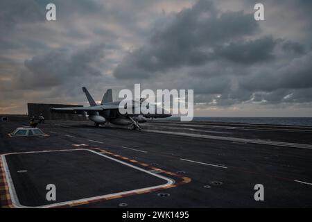 PHILIPPINE SEA (15. Februar 2024) eine F/A-18E Super Hornet, die an die Blue Blasters der Strike Fighter Squadron (VFA) 34 angehängt ist, startet am 15. Februar 2024 vom Flugdeck des Flugzeugträgers USS Theodore Roosevelt (CVN 71). Theodore Roosevelt, Flaggschiff der Carrier Strike Group Nine, führt im Einsatzgebiet der 7. US-Flotte Routineoperationen durch. Als integraler Bestandteil der US-Pazifik-Flotte betreibt die US-7. Flotte Marinekräfte im Indo-Pazifik und bietet die realistische und relevante Ausbildung, die notwendig ist, um die Rolle der US-Navy im gesamten Spektrum der Milizen auszuüben Stockfoto