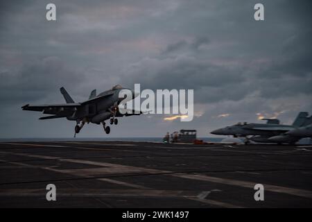 PHILIPPINE SEA (15. Februar 2024) eine F/A-18E Super Hornet, die den „Flying Checkmates“ der Strike Fighter Squadron (VFA) 211 angehört, landet am 15. Februar 2024 auf dem Flugdeck des Flugzeugträgers USS Theodore Roosevelt (CVN 71). Theodore Roosevelt, Flaggschiff der Carrier Strike Group Nine, führt im Einsatzgebiet der 7. US-Flotte Routineoperationen durch. Als integraler Bestandteil der US-Pazifik-Flotte betreibt die US-7. Flotte Marinekräfte im Indo-Pazifik und bietet die realistische und relevante Ausbildung, die notwendig ist, um die Rolle der US-Navy im gesamten Spektrum der Mili-Inseln wahrzunehmen Stockfoto