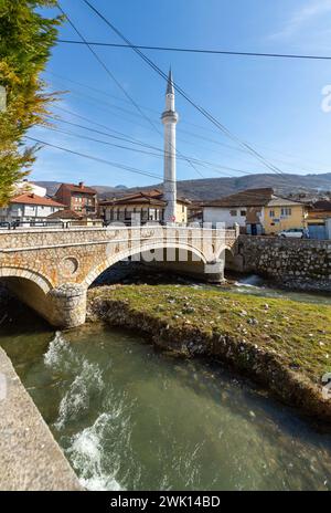 Prizren, Kosovo - 6. Februar 2024: Die Suzi Celebi Moschee ist eine Moschee aus der osmanischen Ära in Prizren, Kosovo. 1523 erbaut, das zweitälteste islamische Gebäude Stockfoto