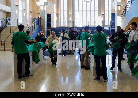 South Bend, Indiana, USA. Februar 2024. Fans betreten die Arena vor dem NCAA-Hockeyspiel zwischen den Minnesota Golden Gophers und den Notre Dame Fighting Irish in der Compton Family Ice Arena in South Bend, Indiana. John Mersits/CSM/Alamy Live News Stockfoto