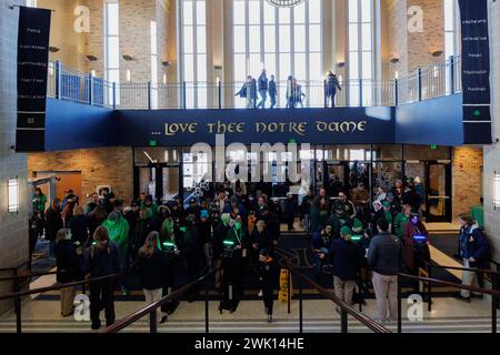 South Bend, Indiana, USA. Februar 2024. Fans betreten die Arena vor dem NCAA-Hockeyspiel zwischen den Minnesota Golden Gophers und den Notre Dame Fighting Irish in der Compton Family Ice Arena in South Bend, Indiana. John Mersits/CSM/Alamy Live News Stockfoto