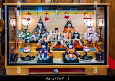 Farbenfrohe traditionelle Puppen werden jedes Jahr am 3. März zur Feier des Hina Matsuri (Puppenfestival oder Mädchenfestival) ausgestellt. Hokkaido, Japan. Stockfoto