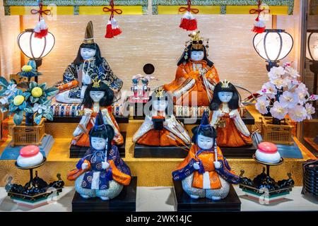 Farbenfrohe traditionelle Puppen werden jedes Jahr am 3. März zur Feier des Hina Matsuri (Puppenfestival oder Mädchenfestival) ausgestellt. Hokkaido, Japan. Stockfoto