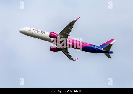 Budapest, Ungarn - 02 17 2024: Der airbus von Wizz Air startet an einem sonnigen Tag vom Flughafen Ferenc Liszt in Budapest. Stockfoto