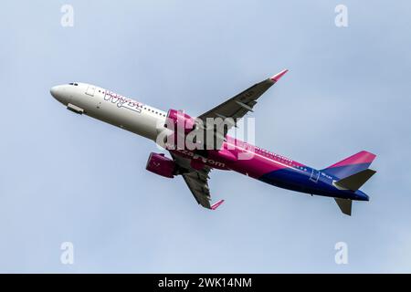 Budapest, Ungarn - 02 17 2024: Der airbus von Wizz Air startet an einem sonnigen Tag vom Flughafen Ferenc Liszt in Budapest. Stockfoto