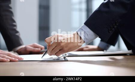 Vertragsdiskussion während der Verhandlung Stockfoto