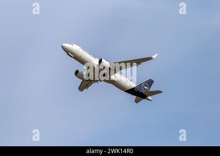 Budapest, Ungarn - 02 17 2024: Lufthansa airbus startet an einem sonnigen Tag vom Flughafen Ferenc Liszt in Budapest. Stockfoto