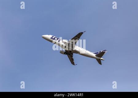 Budapest, Ungarn - 02 17 2024: LOT's Boeing startet an einem sonnigen Tag vom Flughafen Ferenc Liszt in Budapest, Ungarn. Stockfoto