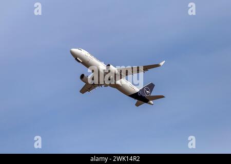 Budapest, Ungarn - 02 17 2024: Lufthansa airbus startet an einem sonnigen Tag vom Flughafen Ferenc Liszt in Budapest. Stockfoto