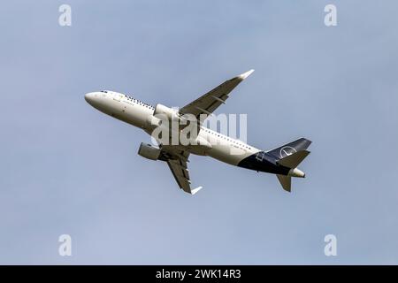 Budapest, Ungarn - 02 17 2024: Lufthansa airbus startet an einem sonnigen Tag vom Flughafen Ferenc Liszt in Budapest. Stockfoto