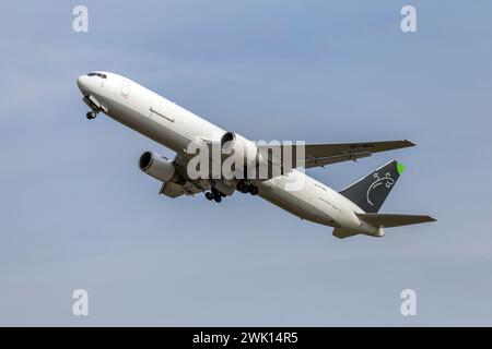 Budapest, Ungarn - 02 17 2024: Frachtflug startet an einem sonnigen Tag vom Flughafen Ferenc Liszt in Budapest, Ungarn. Stockfoto
