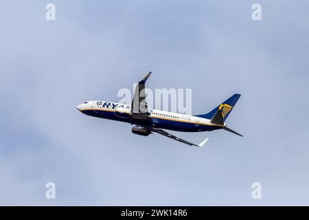 Budapest, Ungarn - 02 17 2024: Ryanair Boeing 737 startet an einem sonnigen Tag vom Flughafen Ferenc Liszt in Budapest, Ungarn. Stockfoto