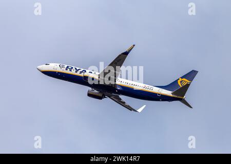 Budapest, Ungarn - 02 17 2024: Ryanair Boeing 737 startet an einem sonnigen Tag vom Flughafen Ferenc Liszt in Budapest, Ungarn. Stockfoto
