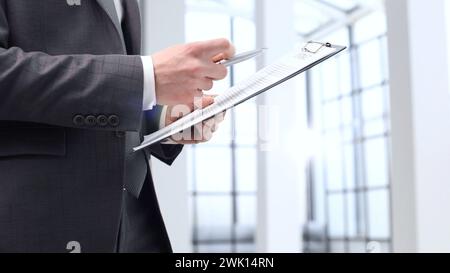 Vertragsdiskussion während der Verhandlung Stockfoto