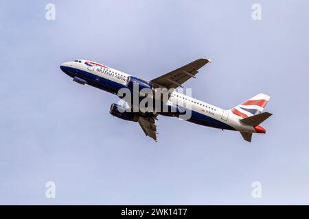 Budapest, Ungarn - 02 17 2024: British Airways airbus startet an einem sonnigen Tag vom Flughafen Ferenc Liszt in Budapest, Ungarn. Stockfoto