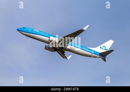 Budapest, Ungarn - 02 17 2024: KLM Boeing startet an einem sonnigen Tag vom Flughafen Ferenc Liszt in Budapest, Ungarn. Stockfoto